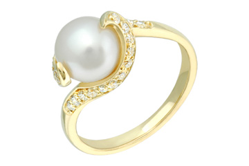 9/25 Carat Cultured Pearl & Diamond Yellow Gold Ring.