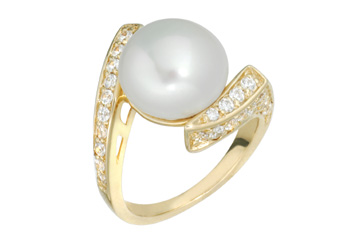 4/5 Carat Yellow Gold Button Pearl & Diamond Ring