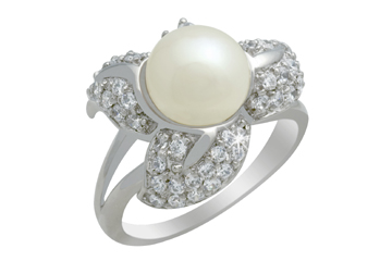 18/25 Carat White Gold Pearl and Diamond Ring